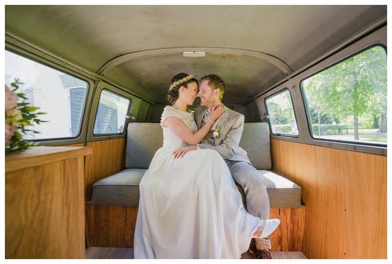 Brautpaar küssend in altem VW-Bus