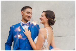 Ein Brautpaar im Bella-Vista mit Wunder-Kerzen im Vordergrund