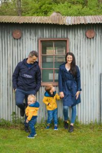 Familie mit zwei kleinen Kindern vor einem Blechhaus - Fotograf Ulm, Neu-Ulm, Illertissen, Memmingen, Krumbach, Senden, Günzburg, Weißenhorn