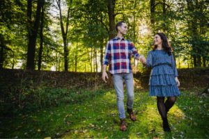Paar auf der Wiese in einem Wald - Fotograf Ulm, Neu-Ulm, Illertissen, Memmingen, Krumbach, Senden, Günzburg, Weißenhorn