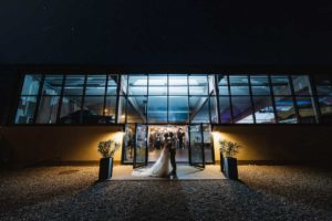 Hochzeitspaar vor ihrer Location Zollager Neu-Ulm Nachts - Fotograf Ulm, Neu-Ulm, Illertissen, Memmingen, Krumbach, Senden, Günzburg, Weißenhorn