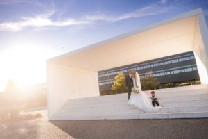 Hochzeitspaar mit Kind auf Stufen bei der HNU in Neu-Ulm nähe Wiley-Club - Fotograf Ulm, Neu-Ulm, Illertissen, Memmingen, Krumbach, Senden, Günzburg, Weißenhorn