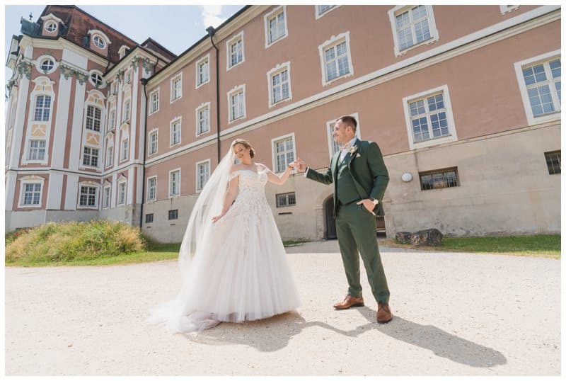 Brautpaar tanzt vor dem Kloster Wiblingen