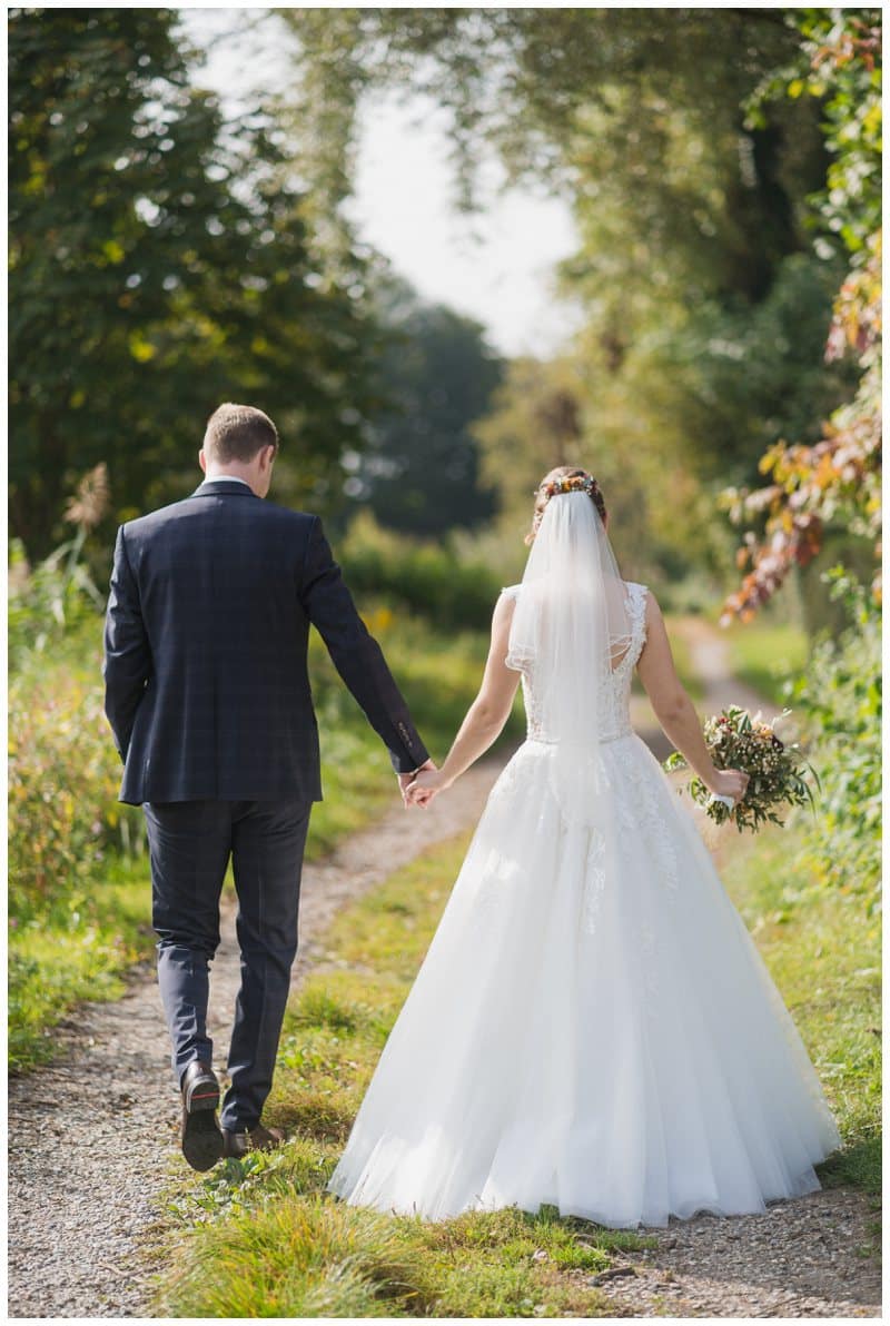 Ehepaar von hinten hand in hand
