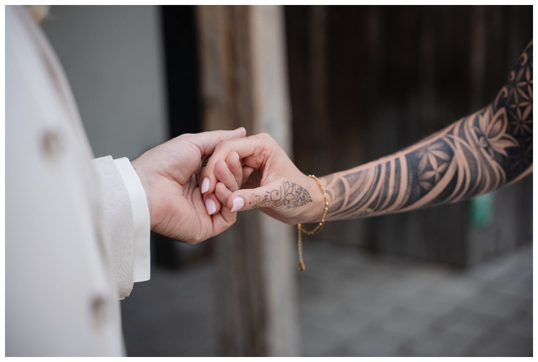 Ein Paar mit Tattoos