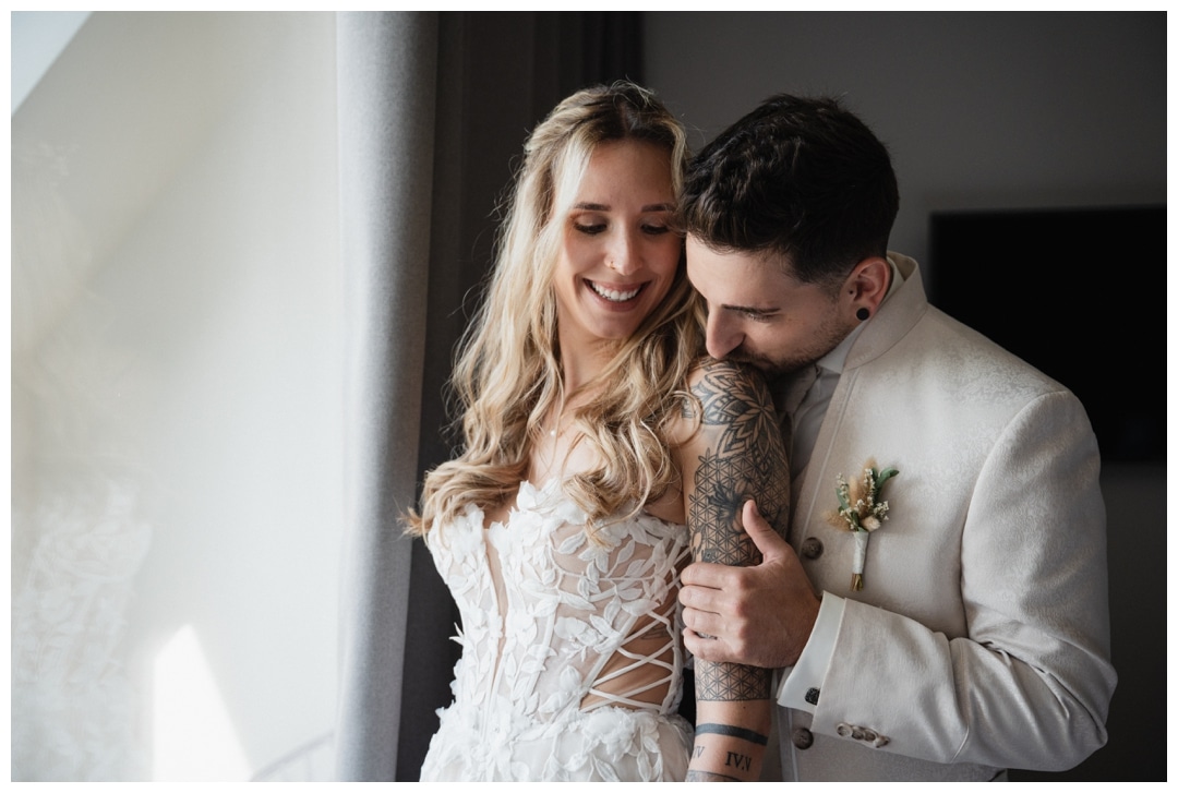 Bräutigam küsst die Braut auf die Schulter Hochzeitsfotograf Ulm