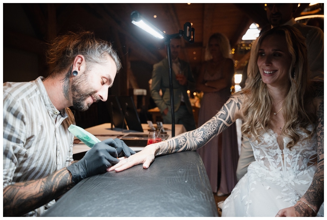 Tattoo-Künstler auf der Hochzeit Hochzeitsfotograf Ulm