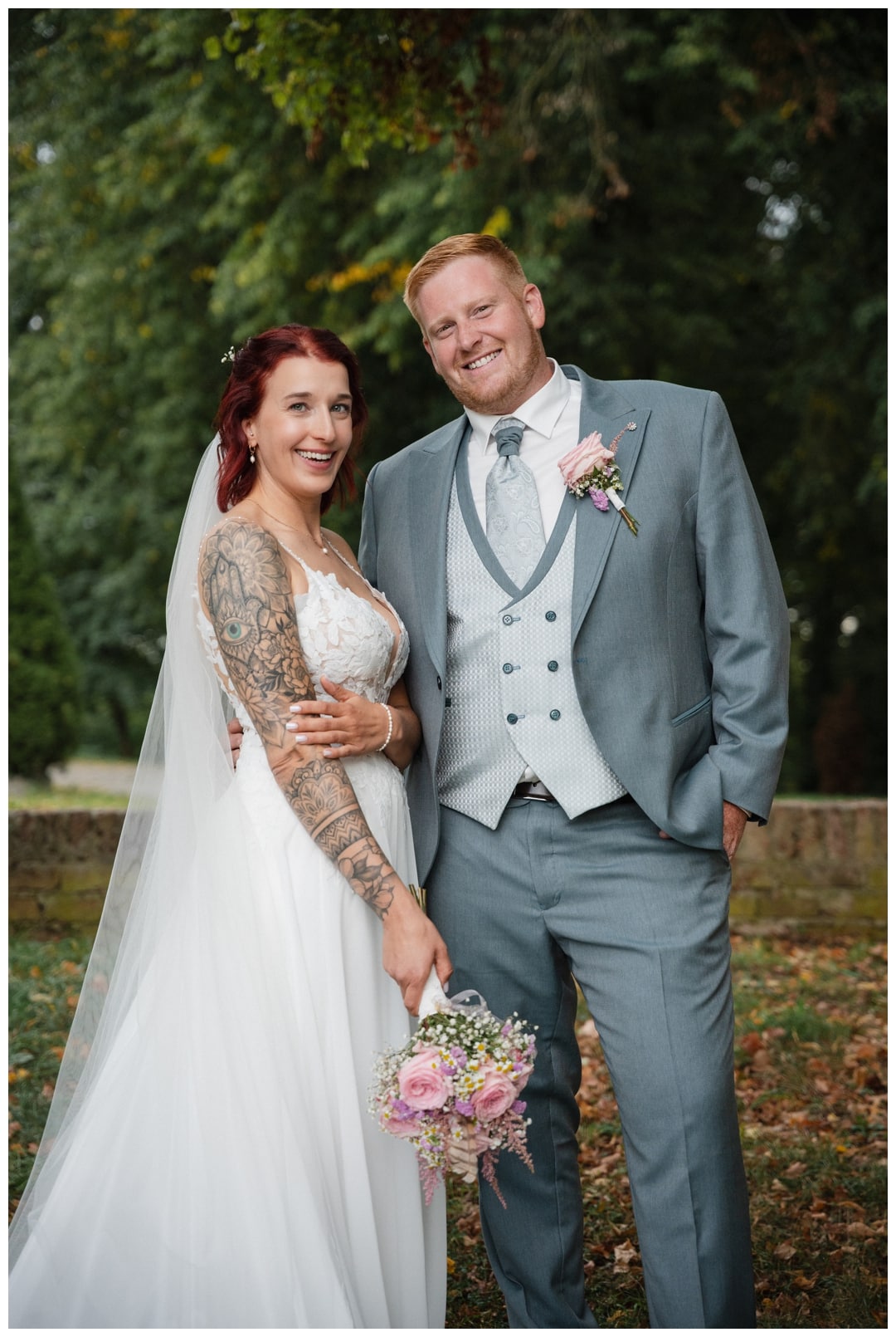Modernes Brautpaarfoto. Tattoos bei der Braut. Foto von Hochzeitsfotograf Ulm
