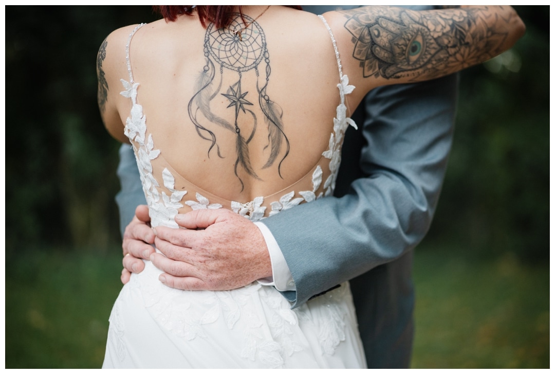 Braut mit Rückentattoo
