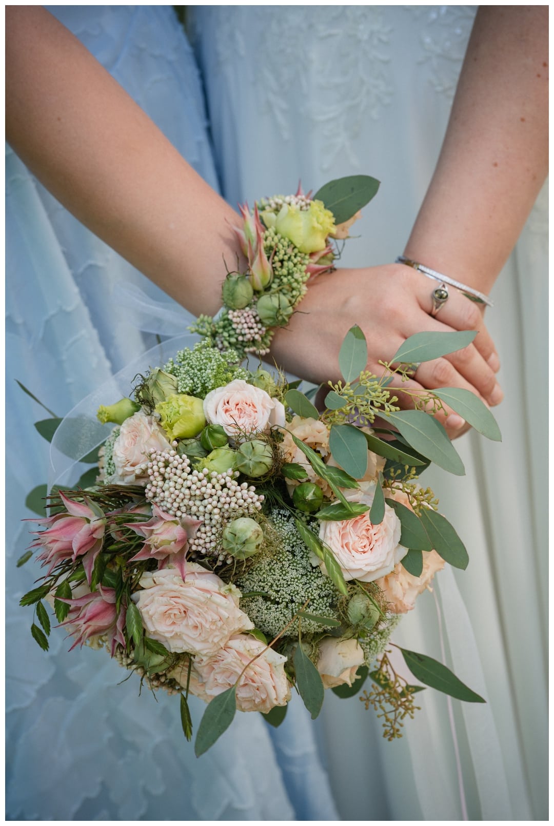 Braut und Trauzeugin Foto. Detail mit Blumen-Armband