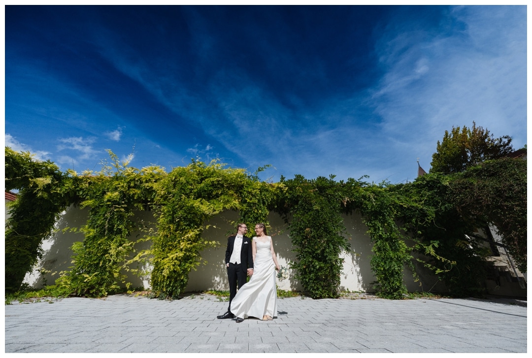 Weitwinkelfoto eines Brautpaares mit tollem blauem Himmel