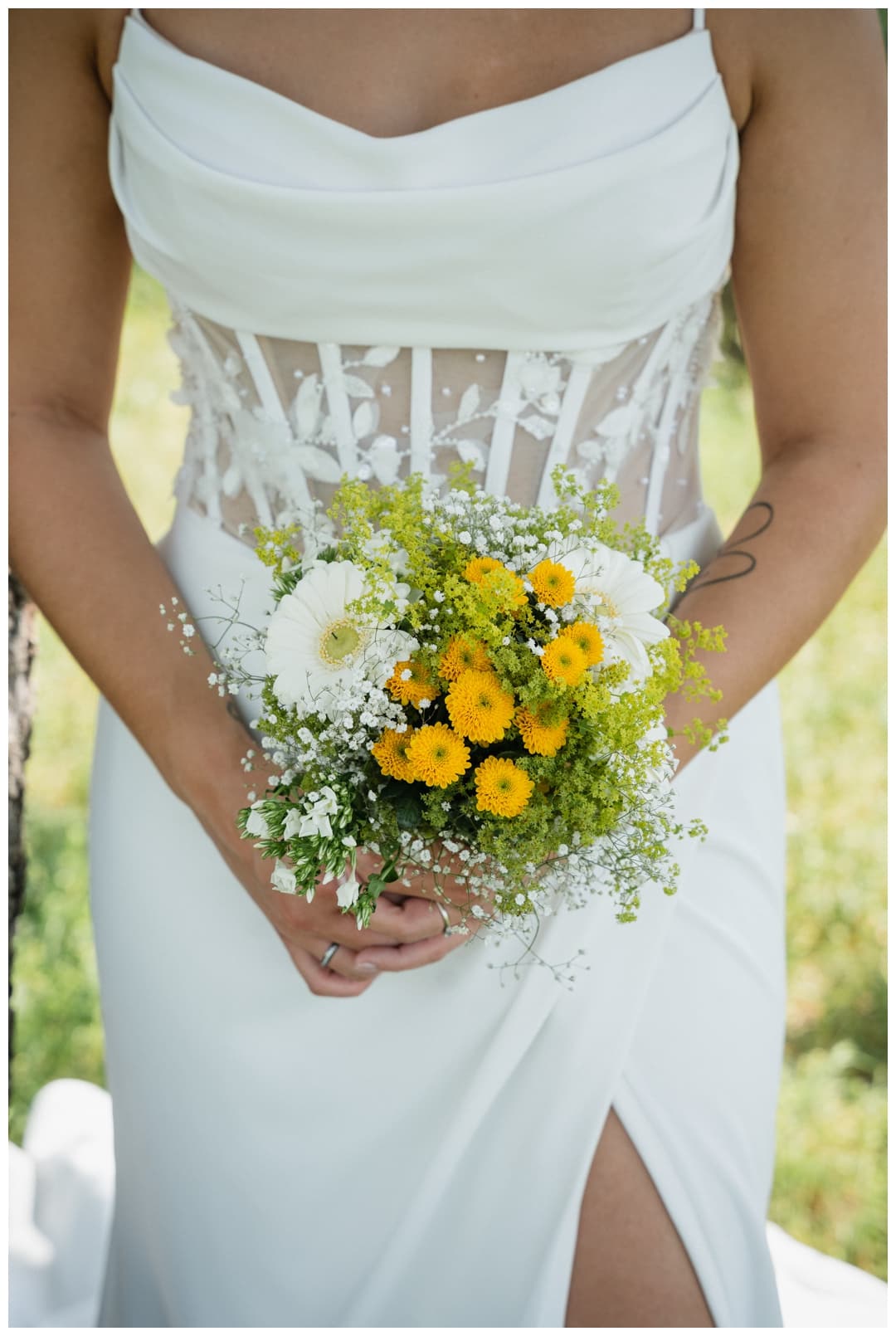 Detail sexy Brautkleid und Brautstrauß