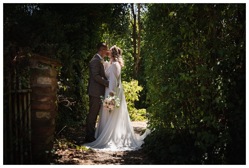 Brautpaarshooting im Glaserhof mit Hochzeitsfotograf Ulm. Spiel mit Licht