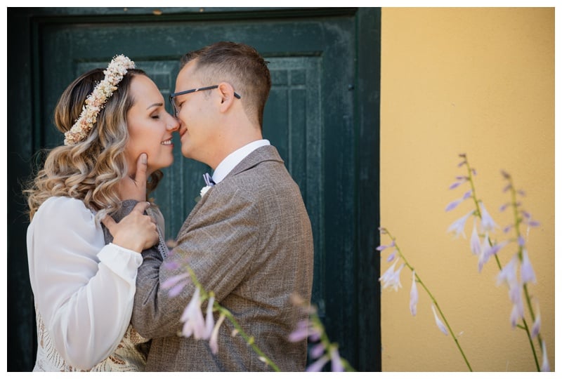 Brautpaar vor einer grünen Tür. Hochzeitsfotograf Ulm