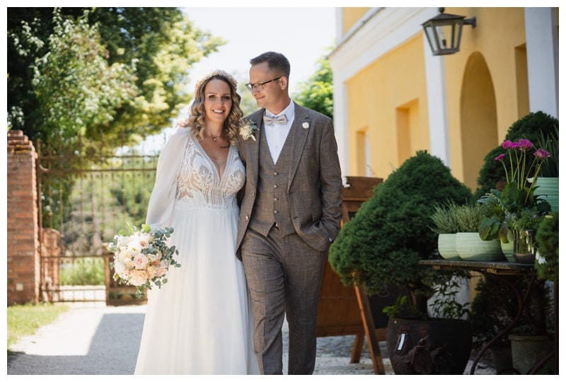 Brautpaar läuft zur Kamera und DER MANN SCHAUT ZU SEINER FRAU