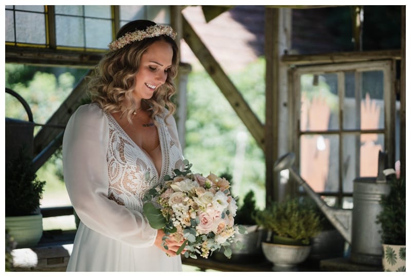 Eine Braut lacht ihren Brautstrauß an Hochzeitsfotograf Ulm